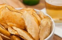 Aprenda a fazer chips naturais para servir como aperitivo