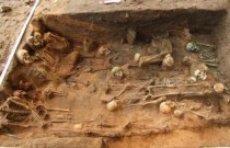 Vala comum de vítimas da peste pode ser a maior já encontrada na Europa, dizem arqueólogos