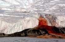 Blood Falls: Cachoeira carmesim da Antártica forjada de um antigo coração escondido