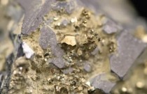 Qual é a diferença entre uma rocha e um mineral?