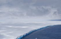 O maior iceberg do mundo e suas impressionantes cavernas esculpidas pela erosão