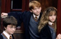 Por que A Pedra Filosofal mudou completamente o começo do filme de Harry Potter?