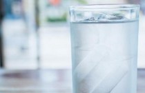 Beber água de forma errada prejudica a saúde; veja o que não fazer