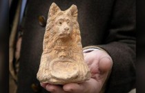 Estátua com cabeça de cachorro encontrada durante escavação em uma estrada romana