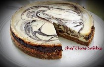 Cheesecake assado com recheio de chocolate, experimente!