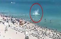 Momento exato que helicóptero cai em praia cheia de banhistas nos EUA