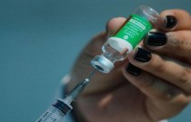 Saúde aplica 1ª dose da vacina 100% brasileira contra covid