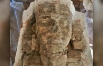 Duas estátuas colossais da esfinge descobertas dentro de antigo templo egípcio