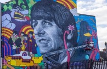Mural gigante de Ringo Starr fica pronto em Liverpool