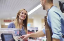 Caixa de supermercado revela estratégia sorrateira para se ‘vingar’ de clientes grosseiros