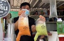 Barraca de chá tailandês se torna viral por escolha de embalagem questionável
