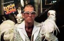 Elton John preocupa fãs ao aparecer em cadeira de rodas antes do Jubileu