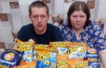 Famílias pobres recebem sacos de cheetos como ajuda alimentar