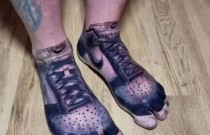 Homem tem um par de tênis favorito tatuado permanentemente nos pés