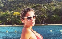 Flávia Alessandra ostenta corpão ao posar de biquíni na praia