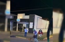 Personagem da Carreta Furacão "Chaves" viralizou em vídeo após ser atacado por cachorro.