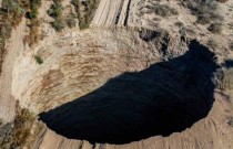 Buraco enorme aparece no deserto do Atacama