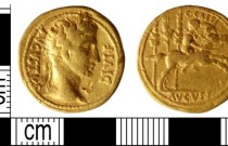 Antigo tesouro de moedas romanas de ouro descoberto em campo arado do Reino Unido