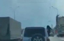 Mulher cai de cabeça ao dançar em janela de carro em movimento