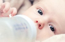 Como alimentar e cuidar do bebê com fenilcetonúria