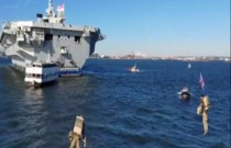 Militares da Marinha Real sobrevoam o porto de Nova York