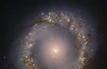Veja o “coração exposto” de uma galáxia a 45 milhões de anos-luz da Terra