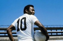 Camisa autografada por Pelé é vendida após internação do rei do futebol