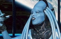 Saiba quem era a atriz por trás da alienígena no filme ‘O Quinto Elemento’