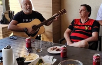 Bolsonaro chora em live ao som do cantor sertanejo Rick