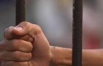 Maior prisão do Reino Unido demite 18 guardas por sexo com presidiários