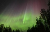 Aurora boreal colore o céu da cidade oficial do Papai Noel, na Finlândia