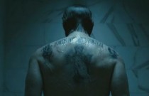Qual é o significado da frase da tatuagem nas costas de Keanu Reeves em ‘John Wick 4'?