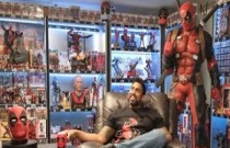O maior fã do Deadpool do mundo com 2.250 itens em sua coleção