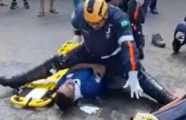 VÍDEO: Socorrista do SAMU escorrega e cai em cima de acidentado
