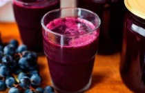 Suco simples de uva e suco de frutas vermelhas para diminuir os níveis de colesterol