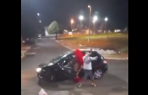 Homem desce do carro para dançar com Carreta Furacão e Fofão “rouba” veículo.