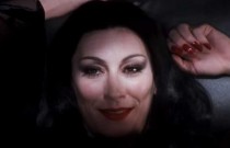 Atriz que interpretou Morticia Addams em ‘A Família Addams’, reaparece aos 71 anos