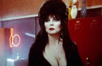 Lembra dela? Atriz do filme ‘Elvira: A Rainha das Trevas’ reaparece aos 71 anos