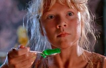 Aos 43 anos, a atriz mirim de ‘Jurassic Park’ recria uma cena icônica do filme no TikTok