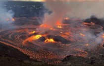 Vulcão Kilauea em erupção no Havaí está expelindo névoa e pode lançar cacos de vidro