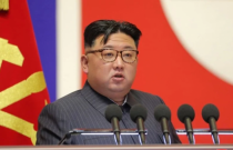 Kim Jong-un é flagrado com celular moderno durante teste de míssil