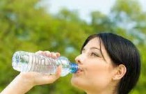 Mulher morre após beber dois litros de água em 20 minutos