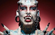Mulher 'vampiro' aparece de biquíni e viraliza na web