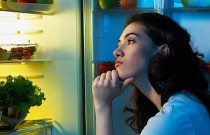 Você come muito à noite? Aqui estão 4 estratégias para reduzir os lanches noturnos