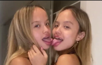 Irmãs novinhas se beijando e mostrando o cuzinho