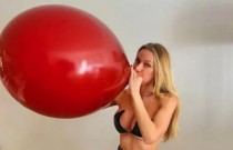 Conheça o fetiche por balões que faz modelo faturar R$ 140 mil por mês