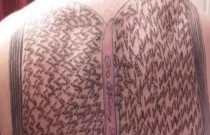 Homem tatua 667 vezes o nome da filha para o recorde do Guinness