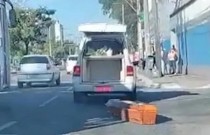 Caixão cai de veículo de funerária e para no meio da rua