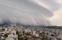 Vídeo: Nuvem “engole” Caxias do Sul, e dia vira noite