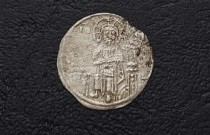 Moeda de 700 anos representando Jesus e o rei medieval descoberta na Bulgária